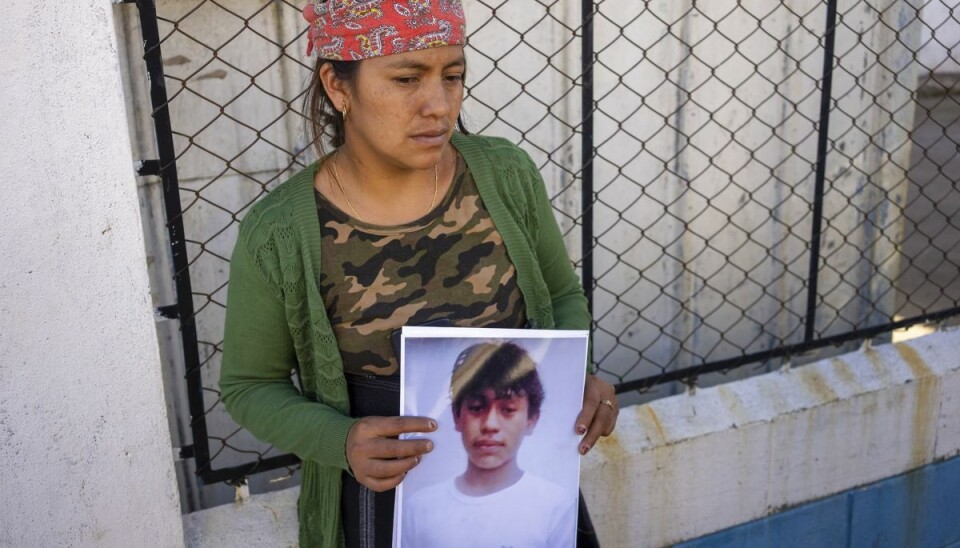 Maria Sipac Coj fra Guatemala holder et billede op af sin søn, Pascual Melvin Guachiac. Ham og hans fætter, Wilmer Tulul, blev begge fundet døde i en lastbil i Texas mandag. De var begge 13 år. Maria Sipac Coj fra Guatemala holder et billede op af sin søn, Pascual Melvin Guachiac. Ham og hans fætter, Wilmer Tulul, blev begge fundet døde i en lastbil i Texas mandag. De var begge 13 år.