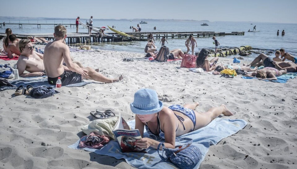 Varmen har ramt Bellevue Strand ved Aarhus. Varmen har ramt Bellevue Strand ved Aarhus.