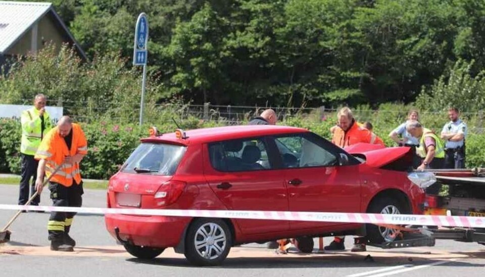 En fik brækket begge håndled, da motorcyklen blev ramt