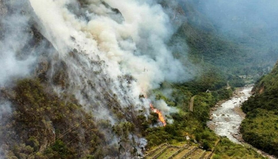 En skovbrand nærmer sig inkabyen Machu Picchu, der blev bygget af inkafolket i 1500-tallet.