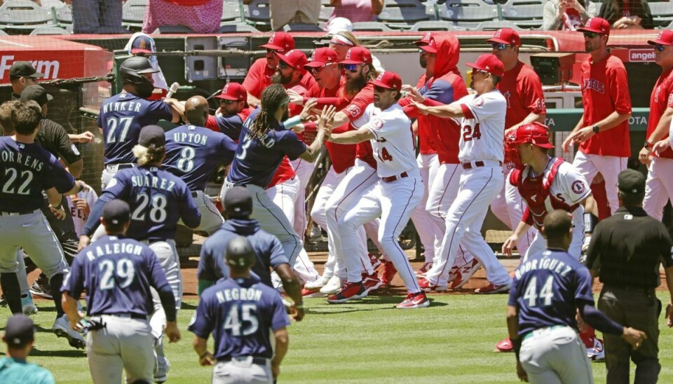 Næverne sad løst hos både spillere og stab hos Los Angeles Angels og Seattle Mariners, da de to mandskaber endte i slagsmål natten til mandag dansk tid. Næverne sad løst hos både spillere og stab hos Los Angeles Angels og Seattle Mariners, da de to mandskaber endte i slagsmål natten til mandag dansk tid.