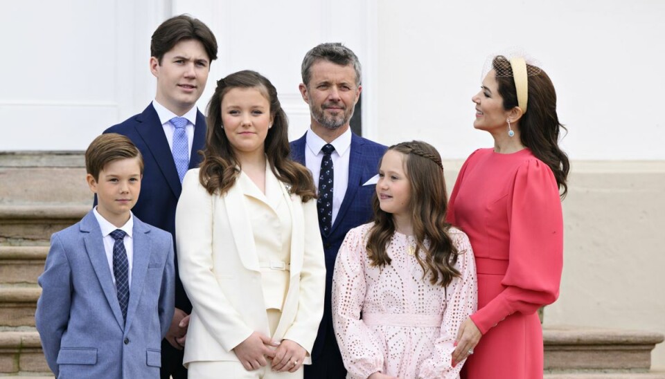 Prinsesse Isabella, Kronprins Frederik, Kronprinsesse Mary, Prins Christian, Prins Vincent og Prinsesse Josephine stiller op til fotografering efter Prinsesse Isabella er blevet konfirmeret i Fredensborg Slotskirke i Fredensborg, lørdag den 30. april 2022.