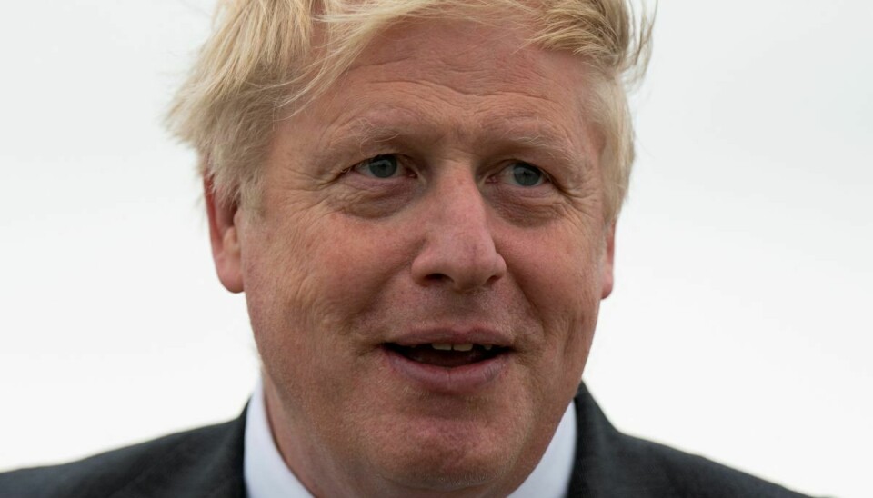 Den britiske premierminister Boris Johnson hviler sig mandag efter en operation.