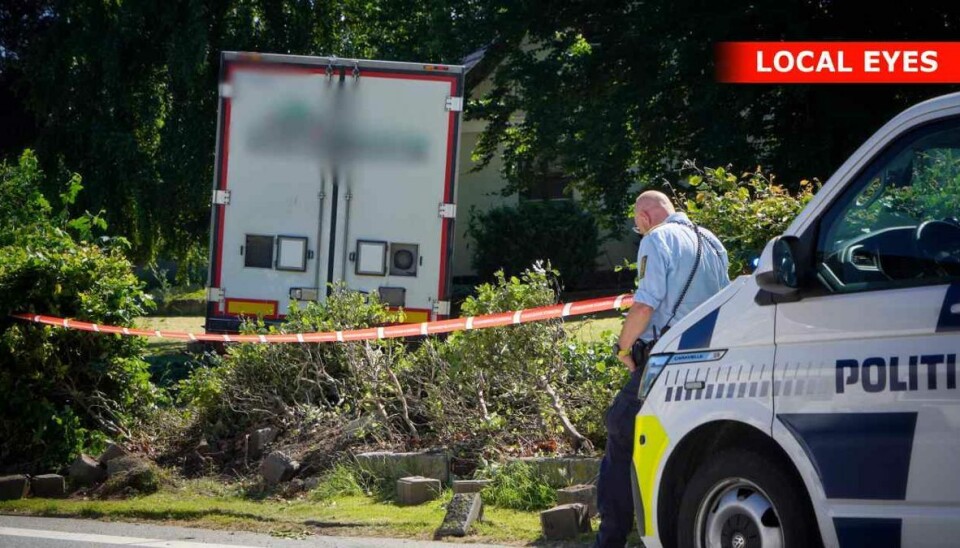 Lastbilen kørte direkte gennem hækken og ind i haven. Lastbilen kørte direkte gennem hækken og ind i haven.