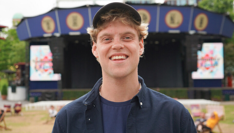 Hjalmer er klar på plænen Hjalmer er klar på plænen