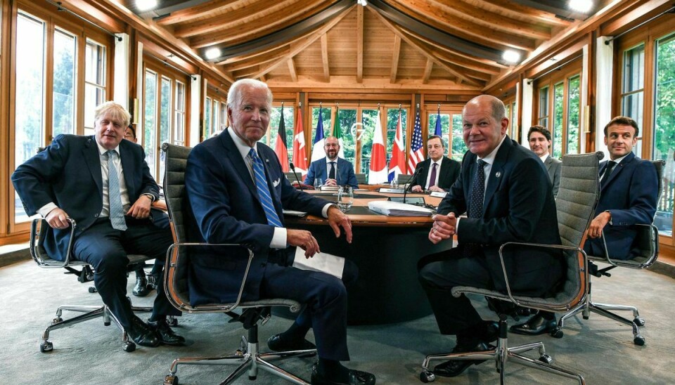 Da det blev alvor, holdt G7-lederne jakken på. Til højre er det værten Olaf Scholz, Tysklands forbundskansler. Helt til højres sidder Emmanuel Macron, Frankrigs præsident. Midt i billedet sidder USA's præsident, Joe Biden, mens den britiske premierminister, Boris Johnson, sidder til venstre.