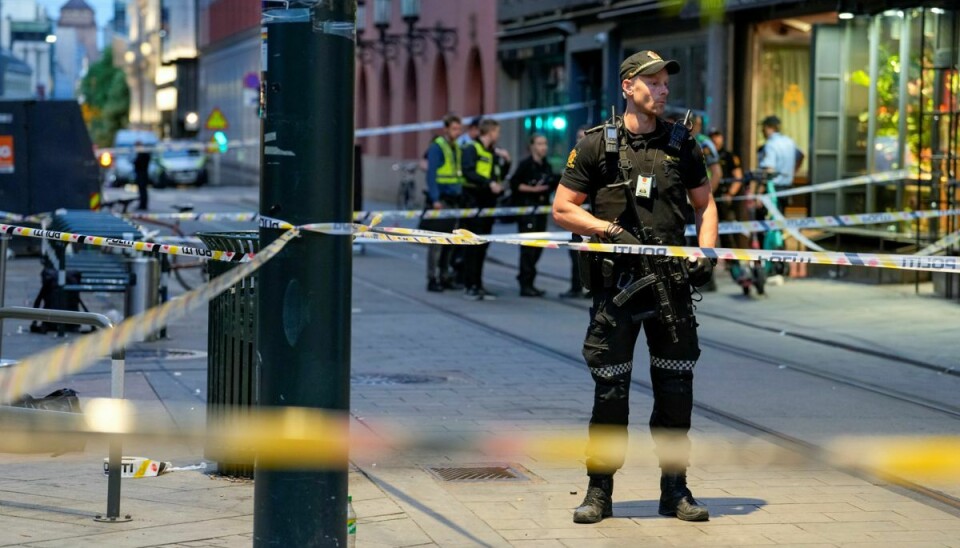 Sikkerhedsstyrker står uden for gerningsstedet, hvor adskillige er blevet såret efter skyderiet i det centrale Oslo.
