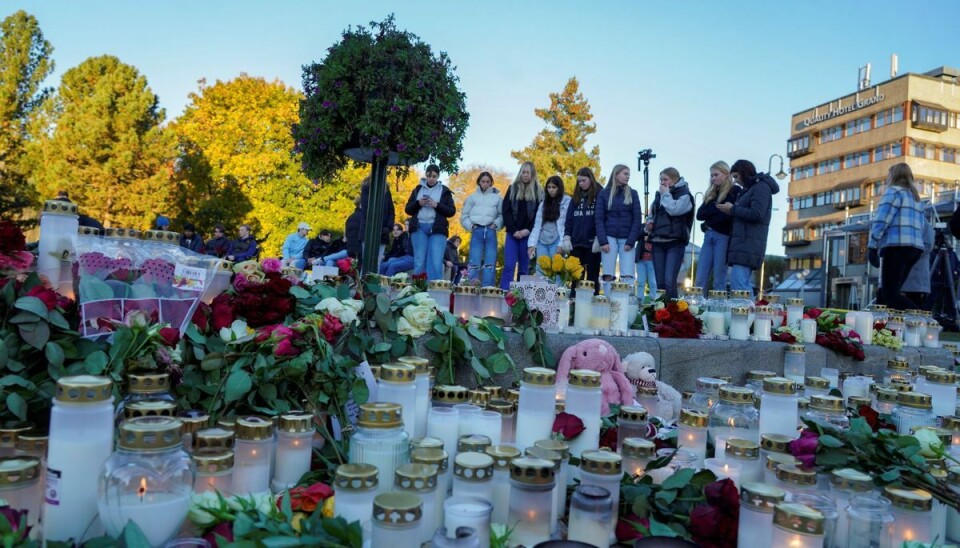 Folk lægger lys og blomster ved et mindesmærke i Kongsberg et par dage efter angreb. Folk lægger lys og blomster ved et mindesmærke i Kongsberg et par dage efter angreb.