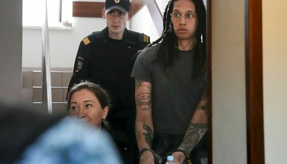 Brittney Griner eskorteres på billedet til en høring i retten mandag, hvor hendes varetægtsfængsling i Rusland blev forlænget med et halvt år.
