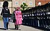 Dronning Margrethe inspicerer tropperne efter sin ankomst til begivenheden.