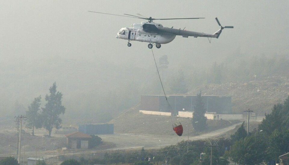 Helikopter dropper vand over skovbranden i Marmaris-området. Der er brændt omkring 4500 hektarer, ca. 45 kvadratkilometer. Branden meldes under kontrol nu. Billedet er fra torsdag.