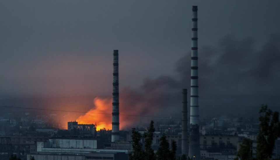 Røg og flammer rejser sig fra en kemisk fabrik i Sjevjerodonetsk. Røg og flammer rejser sig fra en kemisk fabrik i Sjevjerodonetsk.