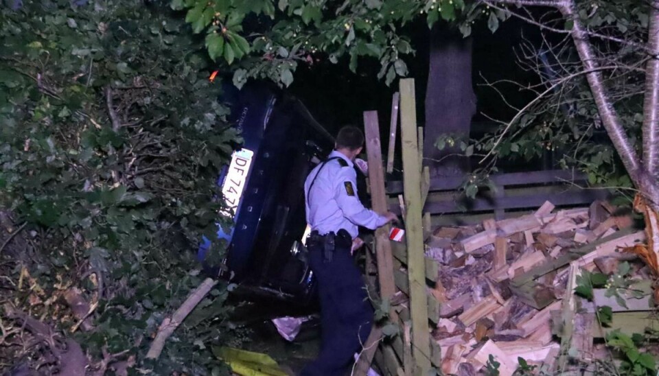 Bilen væltede om på siden ved færdselsuheldet. Bilen væltede om på siden ved færdselsuheldet.