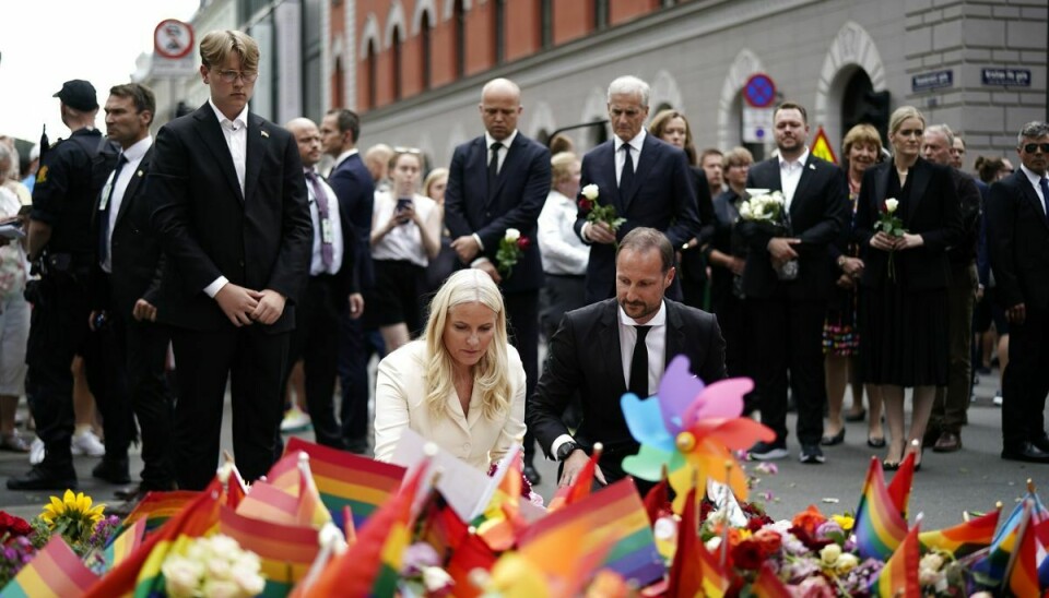 Norges kronprins Haakon og kronprinsesse Mette-Marit lægger blomster på stedet for skyderiet. Haakon siger, at Norge er et land, hvor man skal have lov til at elske, hvem man vil. Men det kan ikke tages som en selvfølge. Stedet, hvor der blev skudt, er kendt som en bar, hvor der kommer LGBT-personer.