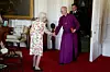 Dronning Elizabeth tager imod ærkebiskoppen af Canterberry. Uden stol vel at mærke.
