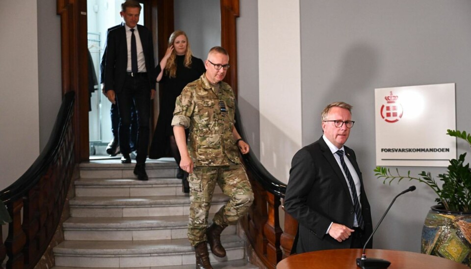 Forsvarsministeren orienterer på et kort pressemøde om udfasningen af forsvarets F-16-fly. Forsvarsministeren orienterer på et kort pressemøde om udfasningen af forsvarets F-16-fly.