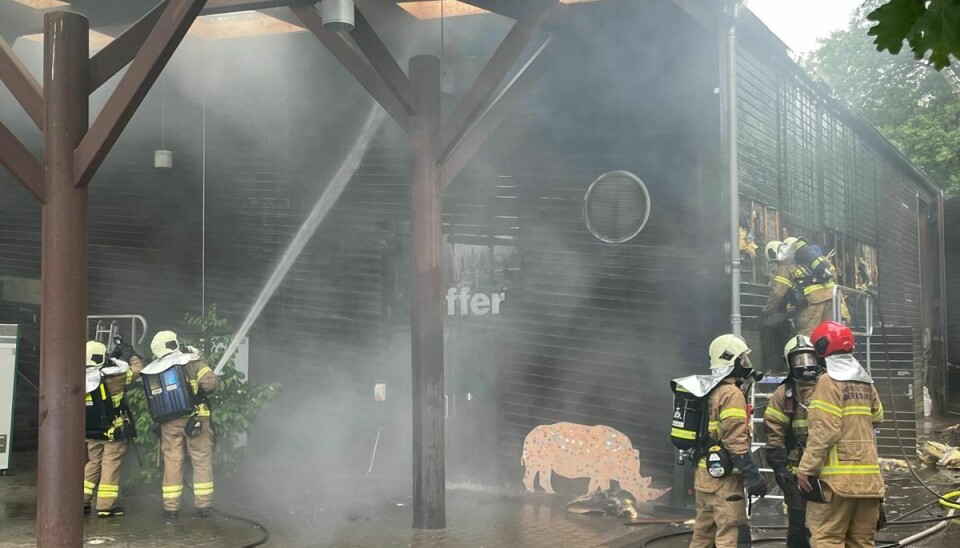En stald i Københavns Zoo er brudt i brand.