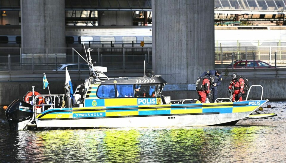 Polistiet dykker i Karlbergskanalen efter fundet af et hoved