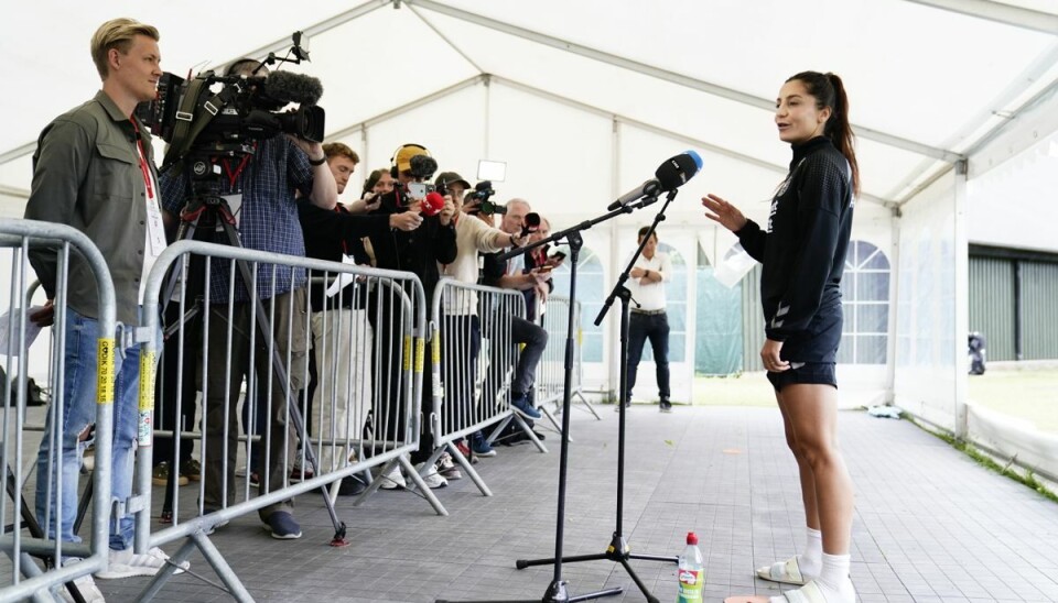 Nadia Nadim taler til pressen før kvindefodboldlandsholdet mødes og træner, før to testkampe og EM-slutrunde, i Helsingør mandag den 20. juni 2022.