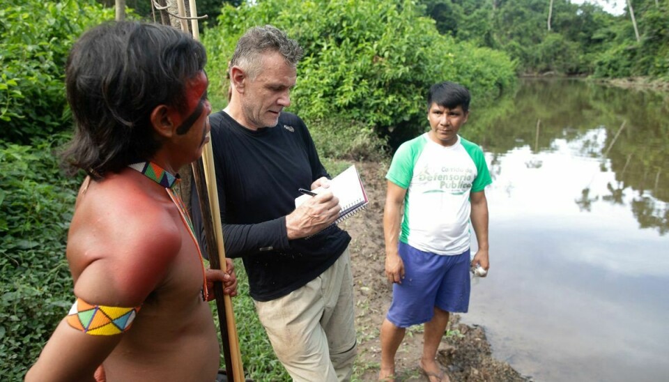 Journalist Dom Phillips, som er i midten af billedet, var i Amazonas for at researche til en ny bog. Hans menneskelige rester er fundet i Amazonas, bekræfter politi fredag. (Arkivfoto).