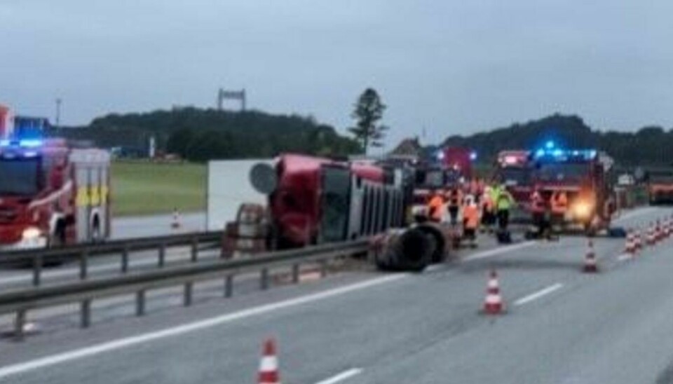 En lastbil er forulykket på Fynske Motorvej.