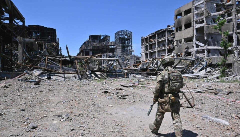 TOPSHOT - Russian serviceman patrols near the Azovstal steel plant in Mariupol, amid the ongoing Russian military action in Ukraine, on June 13, 2022. (Photo by Yuri KADOBNOV / AFP) TOPSHOT - Russian serviceman patrols near the Azovstal steel plant in Mariupol, amid the ongoing Russian military action in Ukraine, on June 13, 2022. (Photo by Yuri KADOBNOV / AFP)