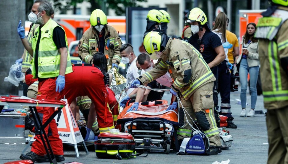 Redningsarbejdere i gang på stedet i Berlin, hvor en person er dræbt. (Photo by Odd ANDERSEN / AFP) Redningsarbejdere i gang på stedet i Berlin, hvor en person er dræbt. (Photo by Odd ANDERSEN / AFP)