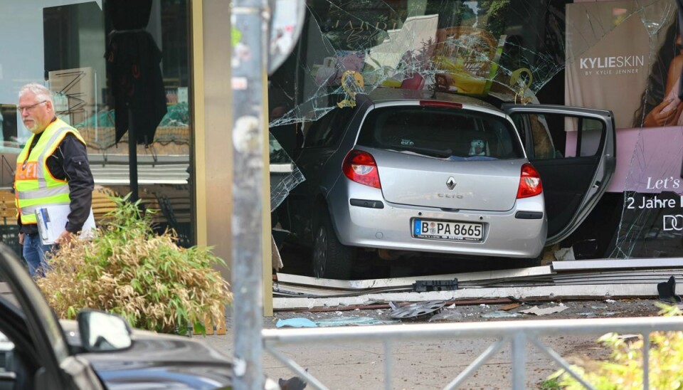 Her ses bilen, der smadrede ind i en gruppe mennesker før den kørte ind i en butik, onsdag.