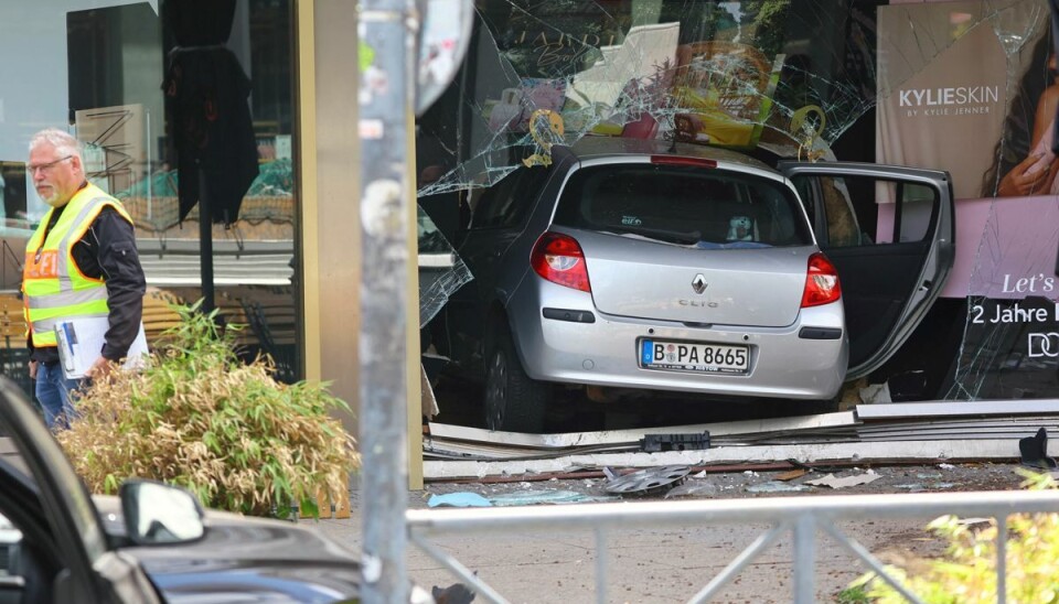 Her ses bilen, der smadrede ind i en gruppe mennesker før den kørte ind i en butik, onsdag. Her ses bilen, der smadrede ind i en gruppe mennesker før den kørte ind i en butik, onsdag.
