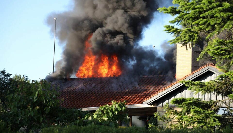 Voldsom brand i villa i Birkerød torsdag aften. Ilden spredte sig til nabovillaen. Voldsom brand i villa i Birkerød torsdag aften. Ilden spredte sig til nabovillaen.