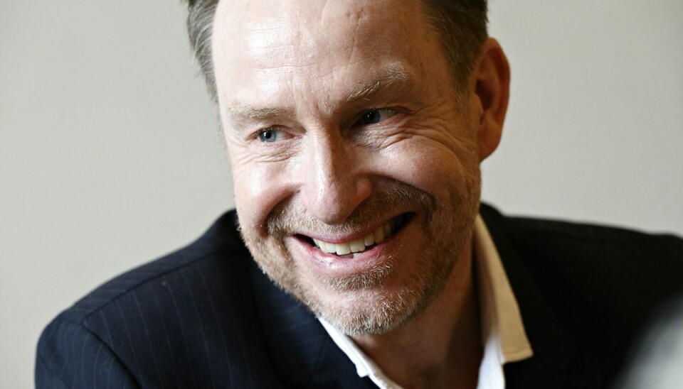 Adam Price har fået en ny, ung kæreste. Adam Price har fået en ny, ung kæreste.