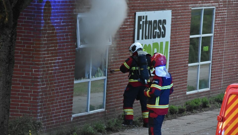 Brandfolkene kæmpede med flammerne i flere timer. Brandfolkene kæmpede med flammerne i flere timer.