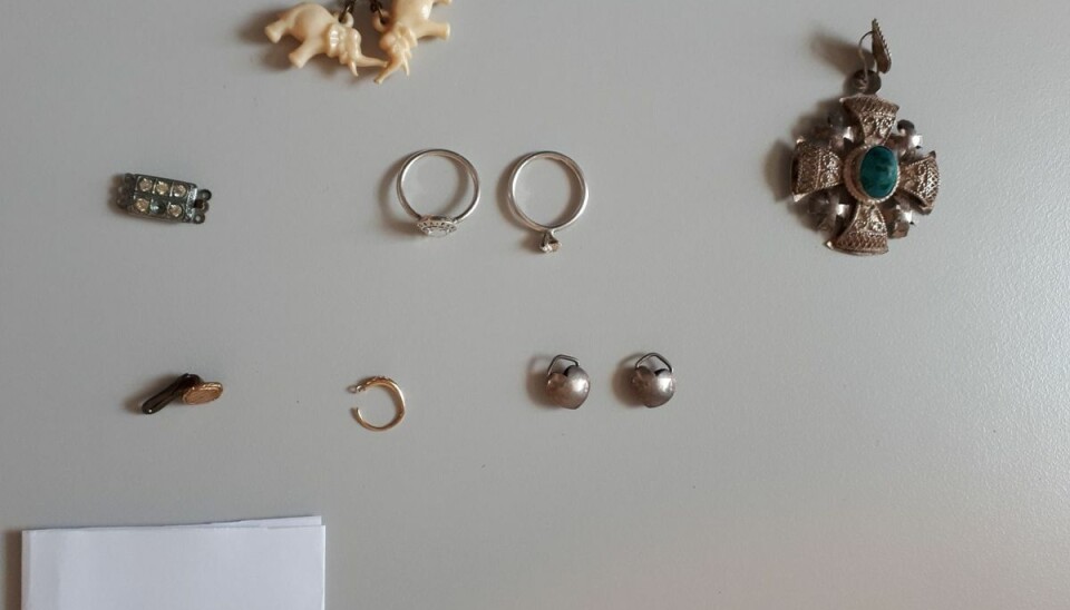 Blandt andet elfenbensbroche og Pandora sølvringe Blandt andet elfenbensbroche og Pandora sølvringe