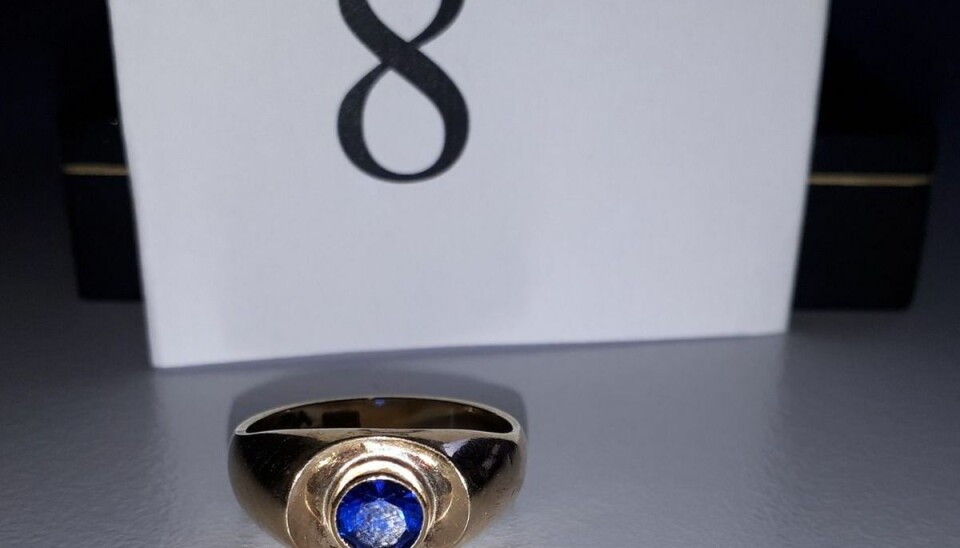 Guldring med blå sten. Guldring med blå sten.