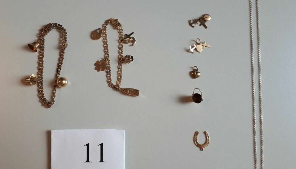 2 stk. guldarmbånd til barn med diverse vedhæng samt en sølvkæde.