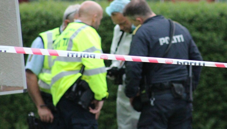 Teknikere og politifolk i gang med at undersøge sagen. Teknikere og politifolk i gang med at undersøge sagen.