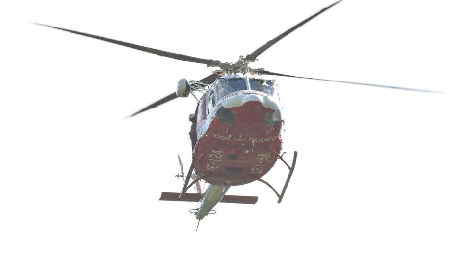 Specialuddannede brandfolk har siden torsdag ledt efter den nedstyrtede helikopter. Specialuddannede brandfolk har siden torsdag ledt efter den nedstyrtede helikopter.