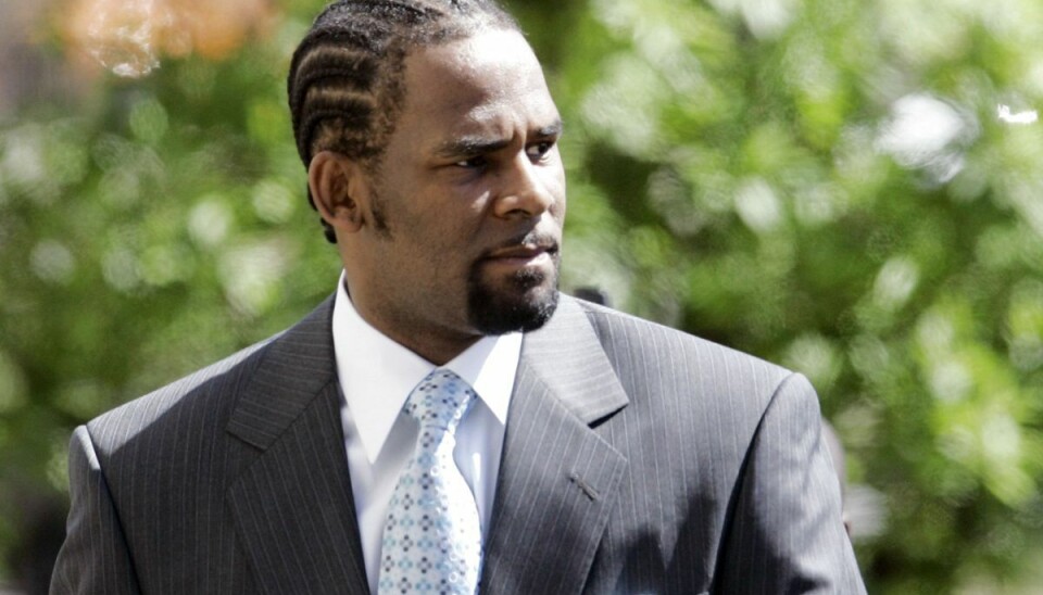 Sangeren R. Kelly bør holdes bag lås og slå, indtil han er langt oppe i 70'erne, mener anklagemyndigheden. (Arkivfoto). Sangeren R. Kelly bør holdes bag lås og slå, indtil han er langt oppe i 70'erne, mener anklagemyndigheden. (Arkivfoto).