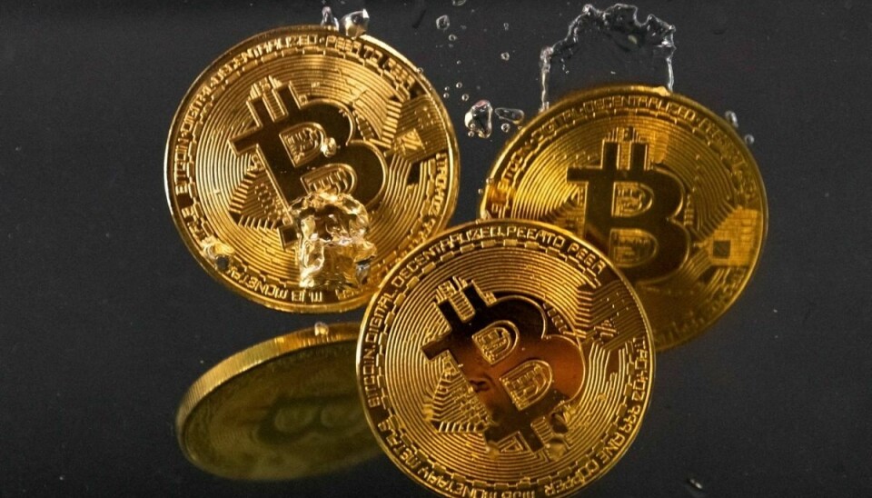 Krypto-valutaen bitcoin er raslet ned i værdi det seneste halvandet år. Mandag nåede en bitcoin en værdi af under 25.000 dollar.