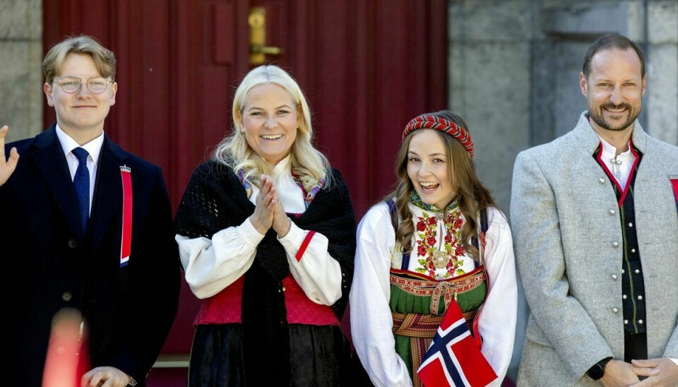 Norges kronprinspar har stillet en ejendom til rådighed for tre ukrainske flygtninge og deres børn. På billedet ses kronprinsparret med deres børn, prins Sverre Magnus og prinsesse Ingrid Alexandra, på Norges nationaldag i år.