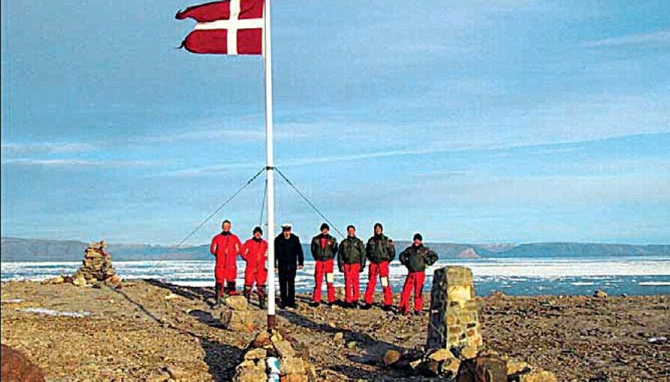 I en håndfuld år i midten af 2000 foregik striden ved, at Danmark hejste dannebrog og efterlod en flaske snaps, mens canadierne hejste deres flag og efterlod en flaske whisky til danskerne, når de genindtog øen. (Arkivfoto). I en håndfuld år i midten af 2000 foregik striden ved, at Danmark hejste dannebrog og efterlod en flaske snaps, mens canadierne hejste deres flag og efterlod en flaske whisky til danskerne, når de genindtog øen. (Arkivfoto).