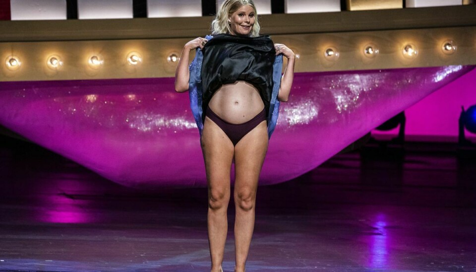 Sofie Linde på scenen på scenen ved ZULU Comedy Galla 2020, hvor hun også poserede i undertøj. Dog for at fortælle, at hun var gravid.
