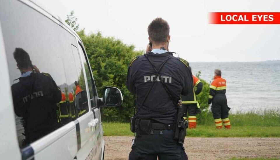 Manden lå i vandet i flere timer, inden han blev hevet op. Manden lå i vandet i flere timer, inden han blev hevet op.