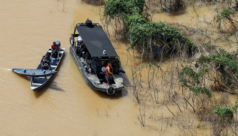 Politiet har fundet, hvad det mener er menneskelige rester i en flod i Amazonas-regnskoven. De skal nu undersøges for at finde ud af, om de kan have forbindelse til den britiske journalist Dom Phillips