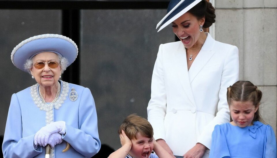 Dronning Elizabeth må fejre jubilæum i smerter. Dronning Elizabeth må fejre jubilæum i smerter.