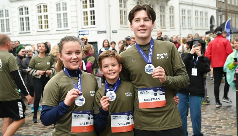 Prins Christian, prinsesse Isabella og prins Vincent fik lige som alle andre deltagere en medalje, da de havde gennemført løbet. Prins Christian, prinsesse Isabella og prins Vincent fik lige som alle andre deltagere en medalje, da de havde gennemført løbet.
