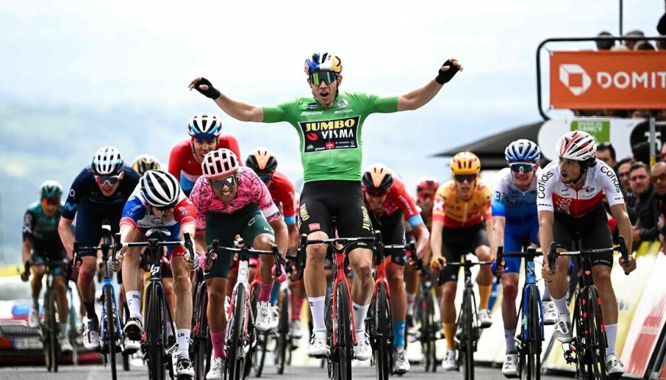 Wout van Aert fik hurtigt armene ned igen. Wout van Aert fik hurtigt armene ned igen.
