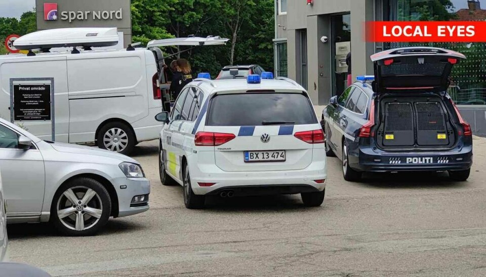 Manden, der formodes at stå bag knivstikkeriet på bostedet, er blevet anholdt. Manden, der formodes at stå bag knivstikkeriet på bostedet, er blevet anholdt.