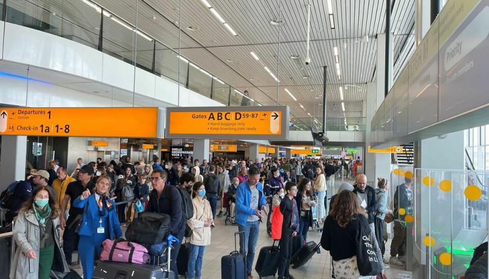 Shiphol-lufthavnen i Amsterdam er blandt de europæiske lufthavne, der den seneste tid har været ramt af store forsinkelser. (Arkivfoto).