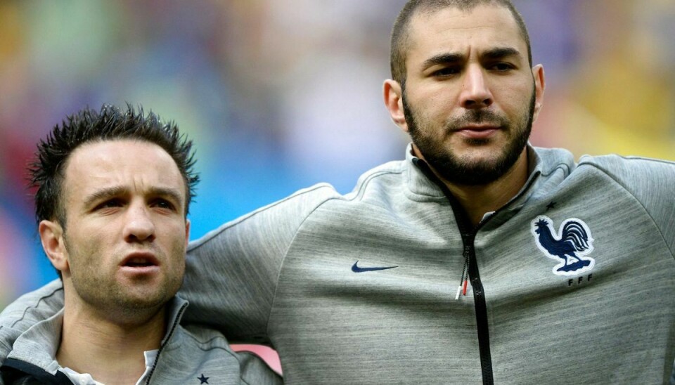 Mathieu Valbuena (til venstre) og Karim Benzema er tidligere landsholdskammerater. Her ses de før en VM-kamp i 2014 mod Nigeria.